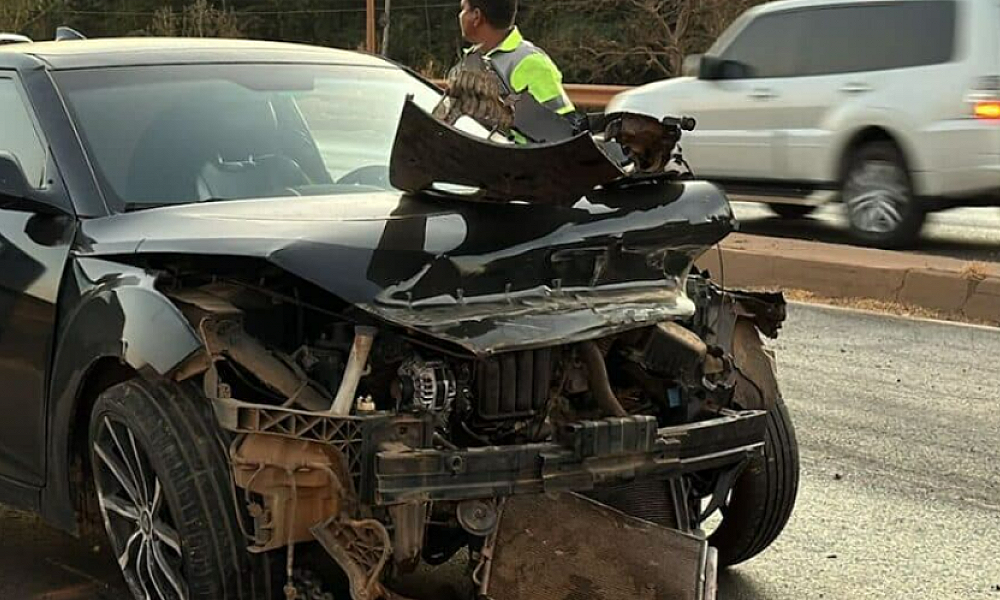Condutora perde controle da direção e bate carro em defensa na BR-163 em Sorriso