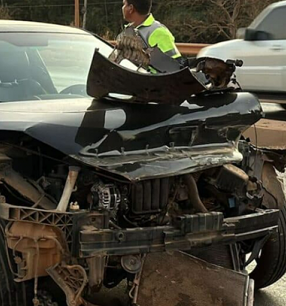 Condutora perde controle da direção e bate carro em defensa na BR-163 em Sorriso