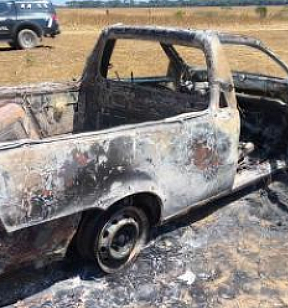 Corpo não identificado é encontrado em veículo queimado; polícia civil investiga