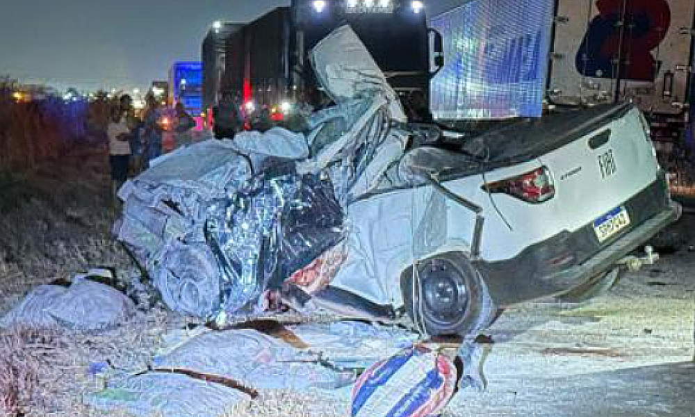 Idoso de 70 anos morre após bater carro na frente de carreta, na BR-070, em VG