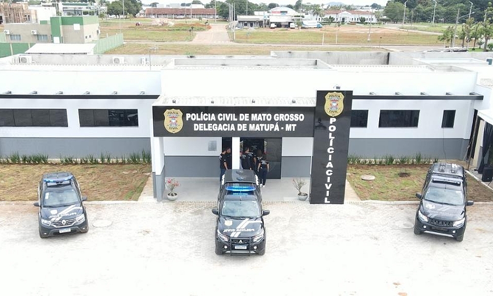 Polícia Civil prende homem suspeito de agredir e ameaçar matar a esposa na frente da filha