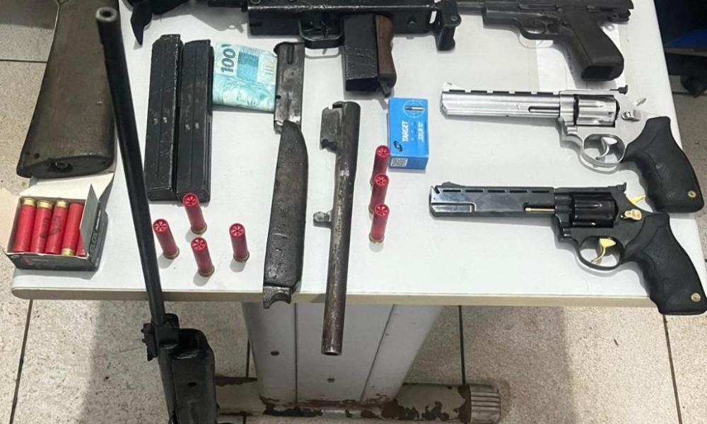 Patrulha Rural prende dupla de faccionados em flagrante com submetralhadora, revólveres e pistola