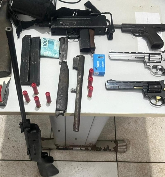 Patrulha Rural prende dupla de faccionados em flagrante com submetralhadora, revólveres e pistola