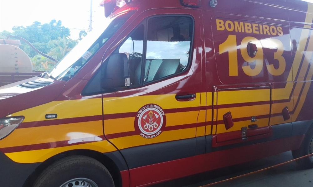 Incêndio em casa de condomínio se espalha e mobiliza bombeiros em Cuiabá