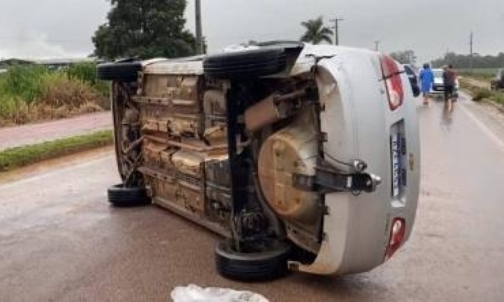 Carro capota após motorista tentar desviar de buraco sob chuva na MT-220, em Sinop(Vídeo)