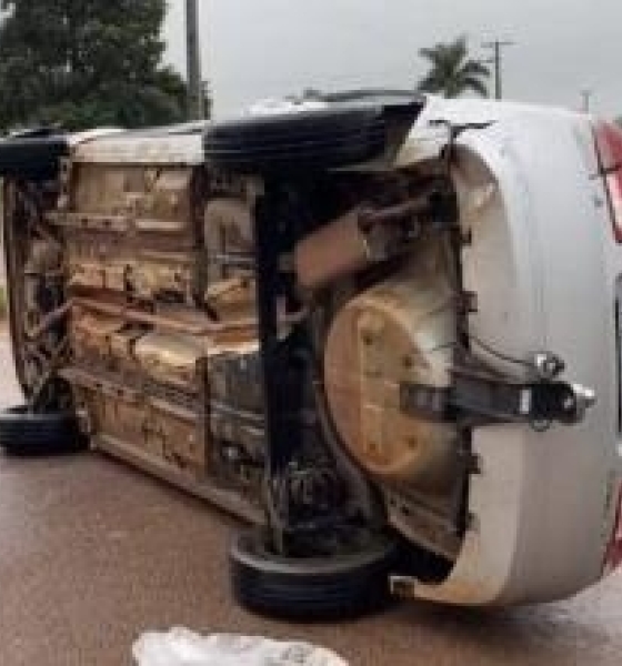 Carro capota após motorista tentar desviar de buraco sob chuva na MT-220, em Sinop(Vídeo)