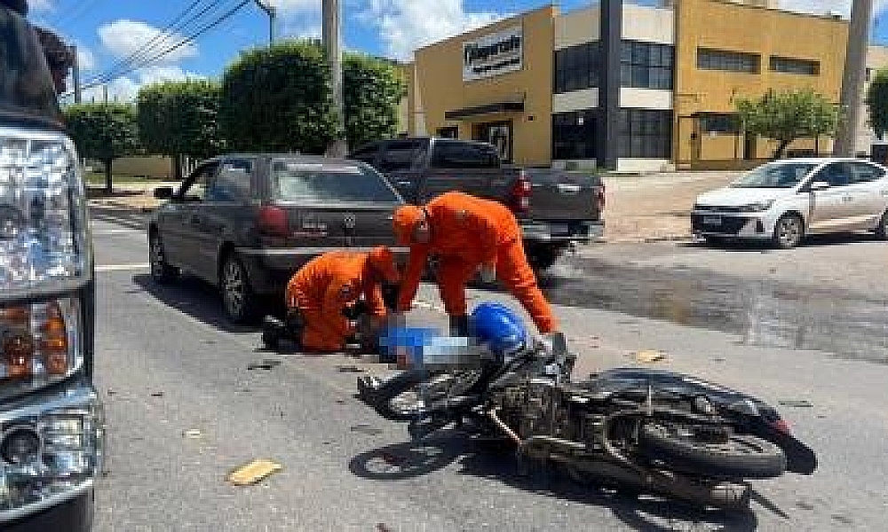 Motociclista fica gravemente ferido após colisão na Miguel Sutil