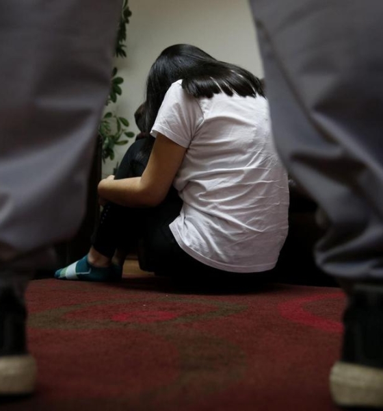 Violência doméstica: padrasto é preso por agredir enteada de 17 anos