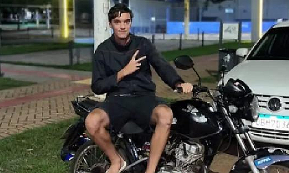 Motociclista de 19 anos morre após perder controle da moto e colidir contra poste em Rondonópolis