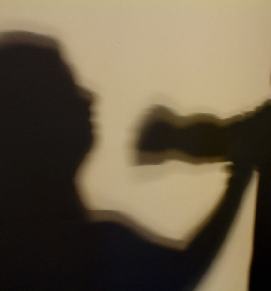 Grávida é agredida ao tentar impedir ameaça de filho contra a própria mãe em MT