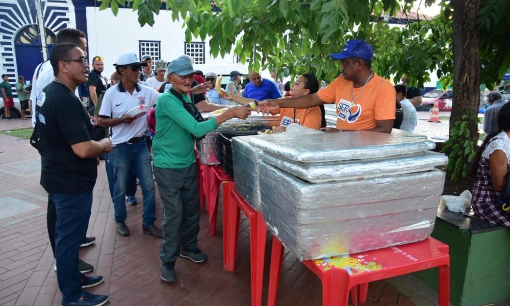Primeira-dama de MT e Setasc promovem ceia de Natal para pessoas em situação de rua em Cuiabá