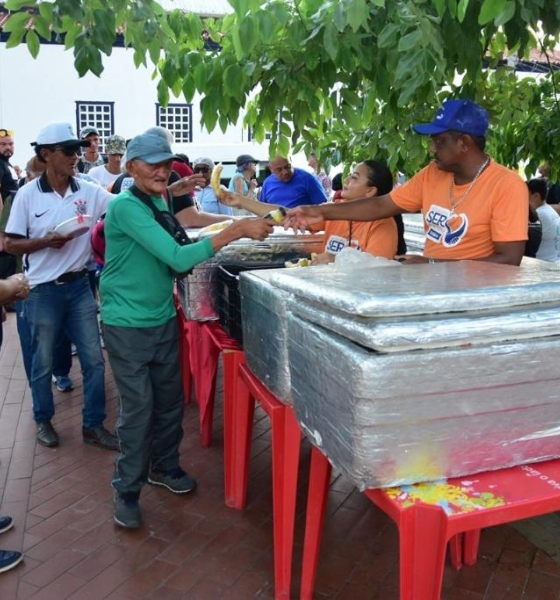 Primeira-dama de MT e Setasc promovem ceia de Natal para pessoas em situação de rua em Cuiabá