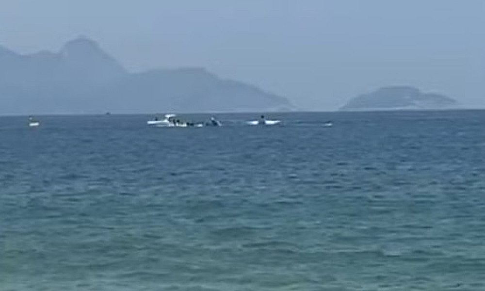 Avião monomotor cai no mar em Copacabana e piloto morre no local