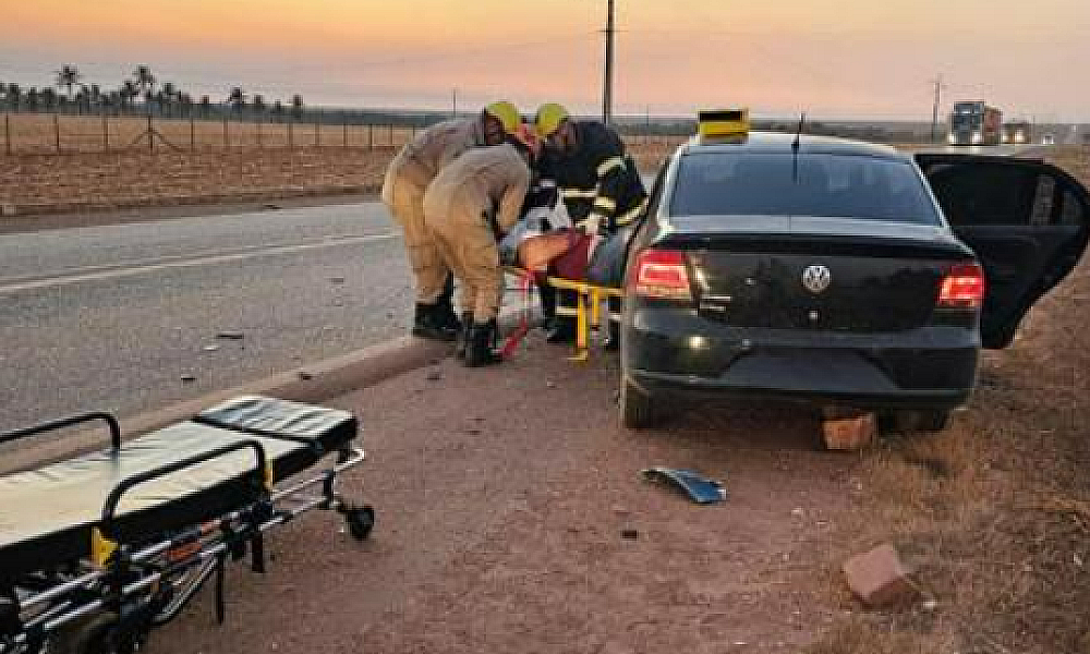 Acidente entre carro e ônibus deixa duas pessoas gravemente feridas no interior