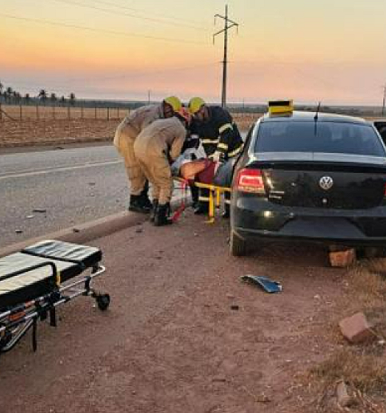 Acidente entre carro e ônibus deixa duas pessoas gravemente feridas no interior