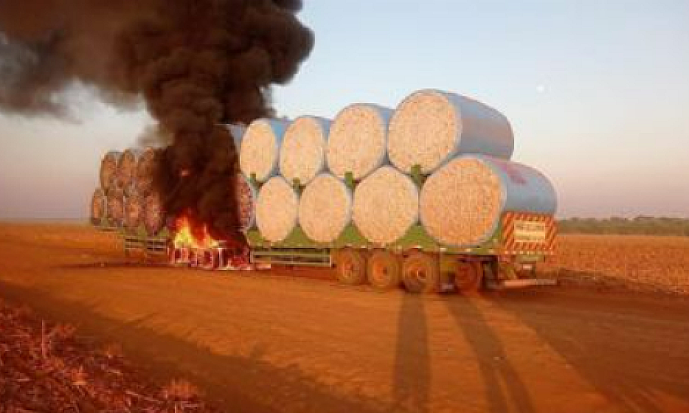 Incêndio em reboque de caminhão é controlado pelo Corpo de Bombeiros em Campo Verde