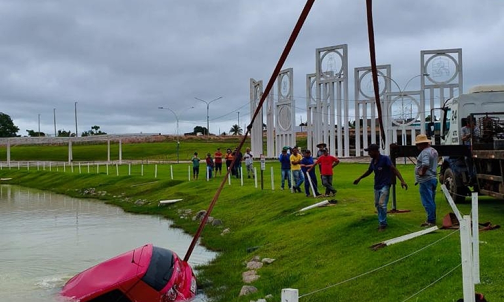 Corpo de Bombeiros Militar faz retirada de carro que caiu em lago