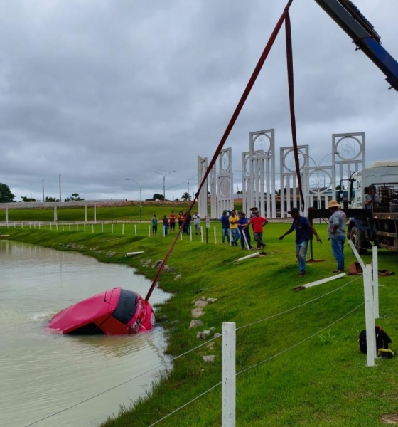 Corpo de Bombeiros Militar faz retirada de carro que caiu em lago