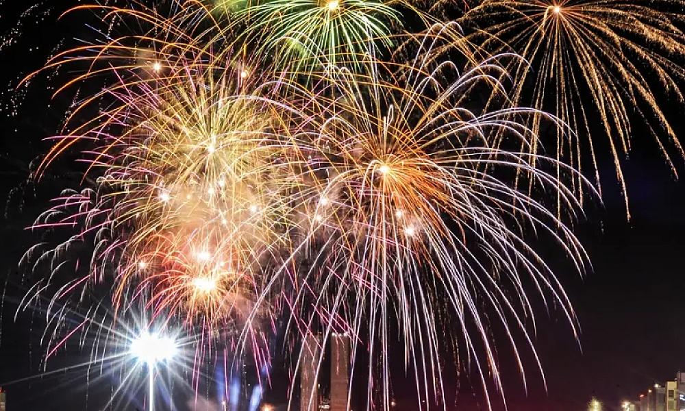 Fogos de artifício no Ano Novo podem causar sofrimento a autistas, idosos, bebês e animais