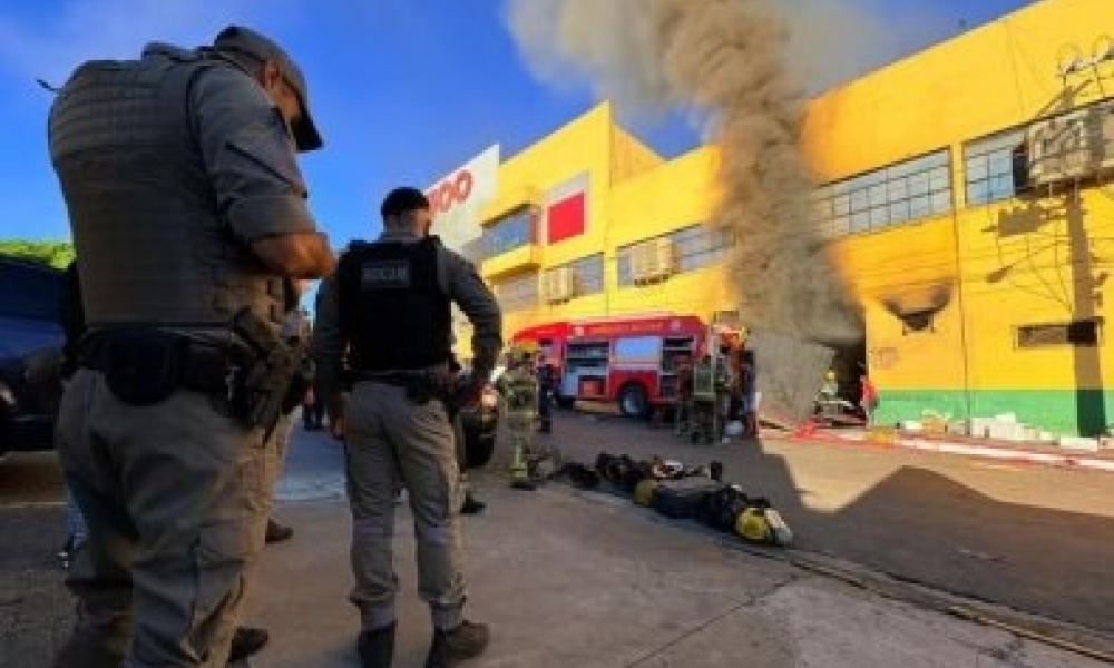Explos�o durante combate a inc�ndio deixa bombeiros feridos em supermercado na fronteira(V�deo)