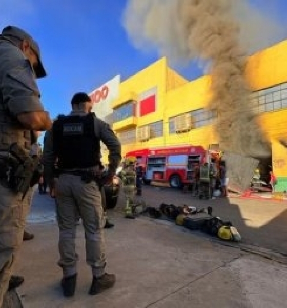 Explos�o durante combate a inc�ndio deixa bombeiros feridos em supermercado na fronteira(V�deo)