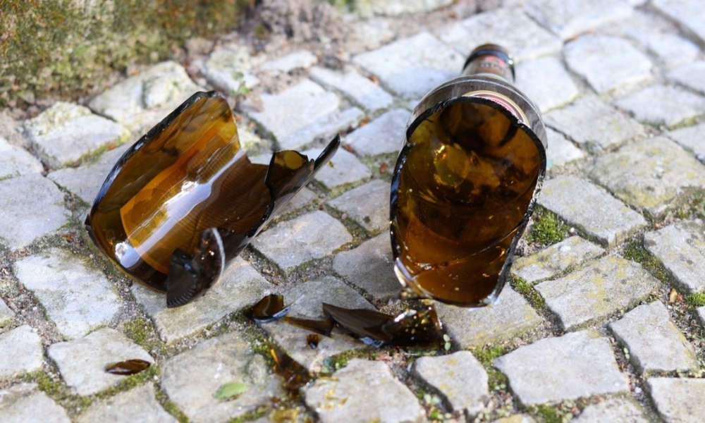 Briga na virada do ano termina com homem ferido por garrafada em Cuiabá