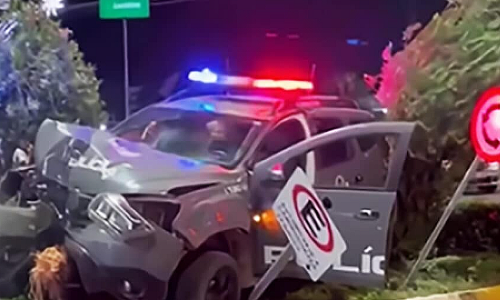 Colisão em rotatória deixa policiais feridos e viatura destruída