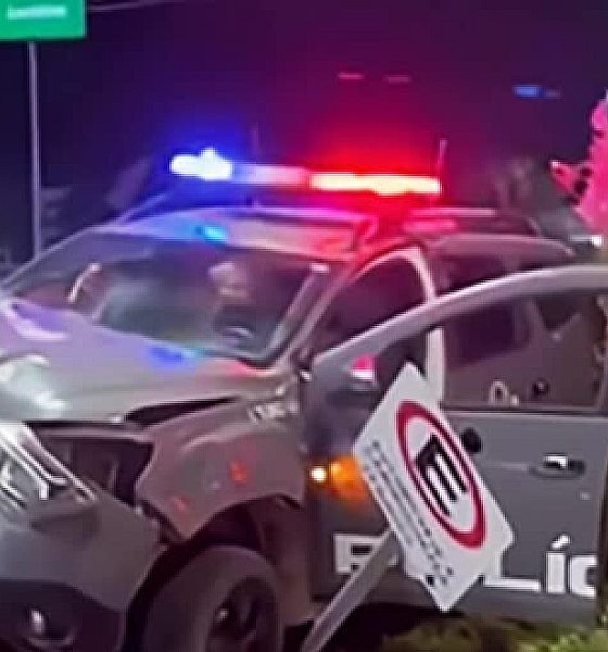 Colisão em rotatória deixa policiais feridos e viatura destruída