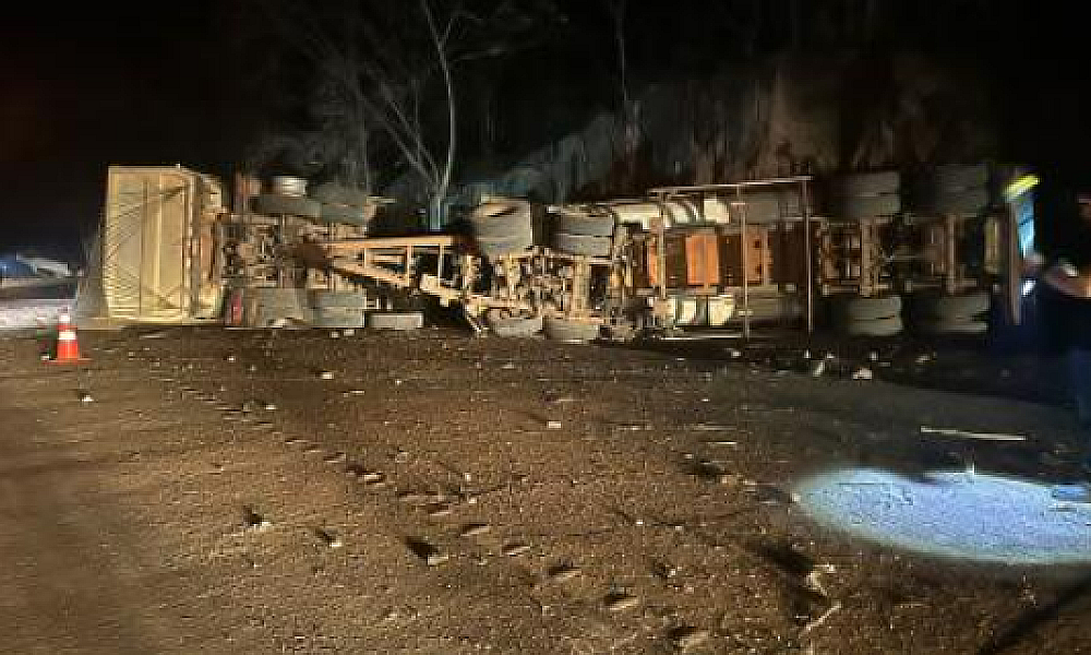 Motorista perde freio de veículo, bate em caminhão e morre