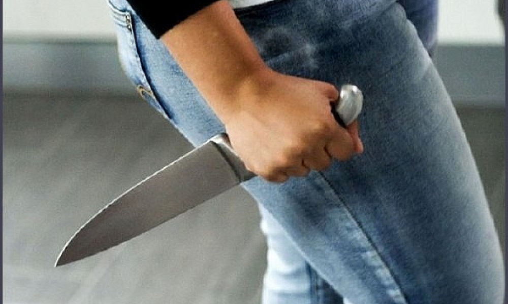 Discussão por dinheiro acaba em ameaça com faca e leva casal à delegacia