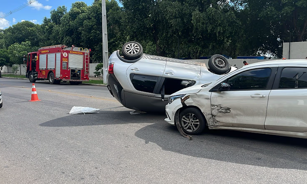 Carro capota após colisão e mulher é socorrida em avenida de Várzea Grande