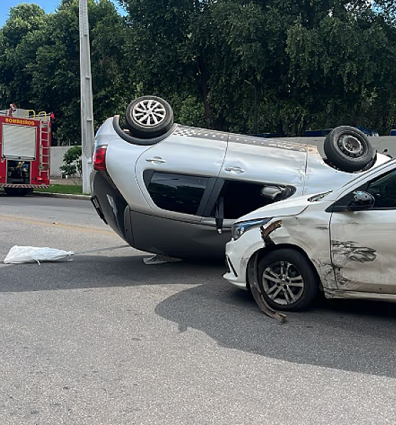 Carro capota após colisão e mulher é socorrida em avenida de Várzea Grande