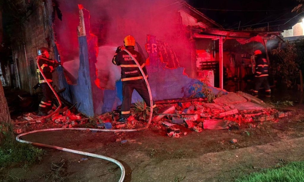 Corpo de Bombeiros Militar combate incêndio em residência