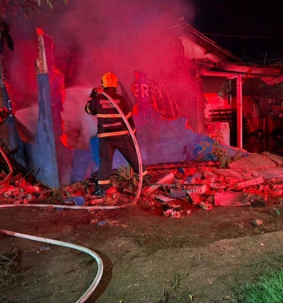 Corpo de Bombeiros Militar combate incêndio em residência