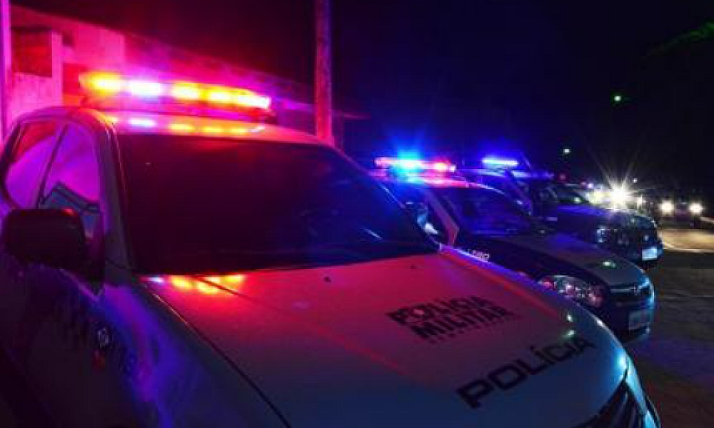 Mulher é presa após espancar jovem e deixá-la seminua em bar