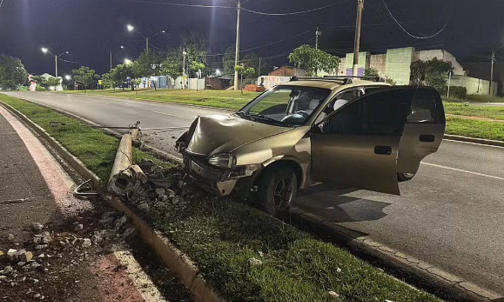 Motorista sem CNH é preso após colidir carro contra poste em Várzea Grande