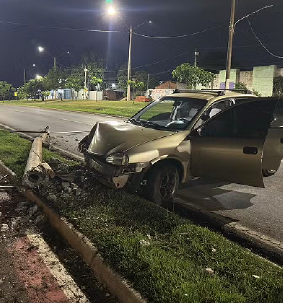 Motorista sem CNH é preso após colidir carro contra poste em Várzea Grande