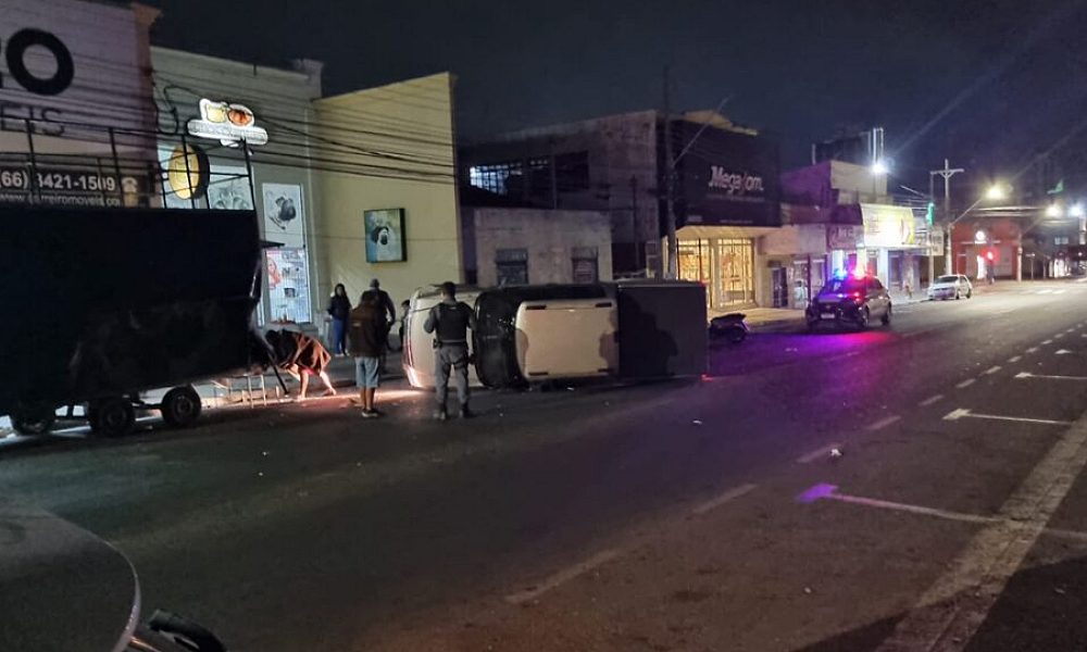Acidente em Rondonópolis: Caminhonete tomba após colidir com trailer de lanche