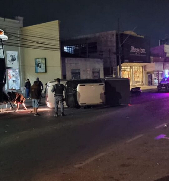 Acidente em Rondonópolis: Caminhonete tomba após colidir com trailer de lanche