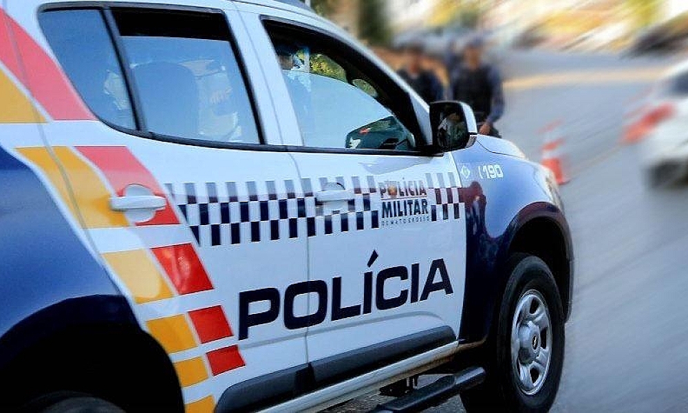 Dupla espalha drogas durante fuga, bate carro e acaba presa em Sinop