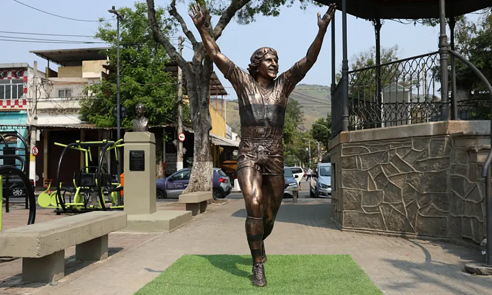 Zico ganha estátua em Quintino, bairro onde nasceu e foi criado