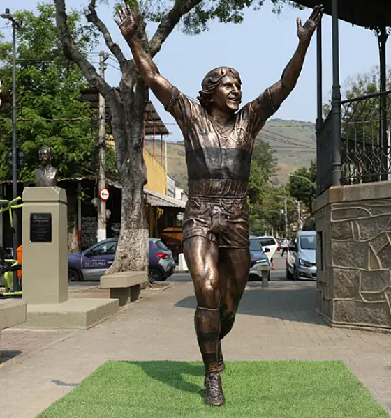 Zico ganha estátua em Quintino, bairro onde nasceu e foi criado