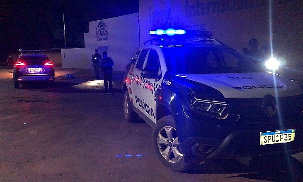 Alvo de execução, homem escapa após perseguição e tiros