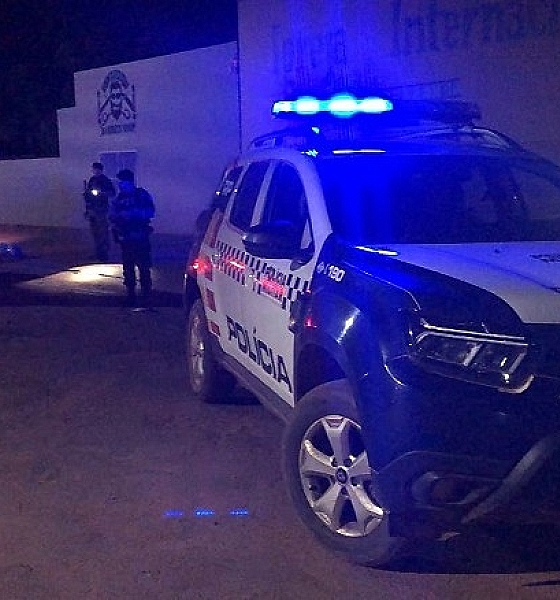 Alvo de execução, homem escapa após perseguição e tiros