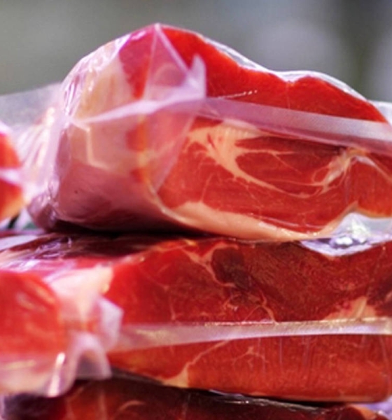 Câmeras flagram casal furtando 11 peças de carne em supermercado de Várzea Grande