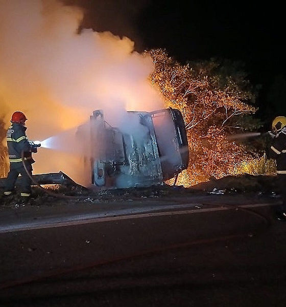 Motorista morre carbonizado após carreta-tanque tombar e pegar fogo na MT-130