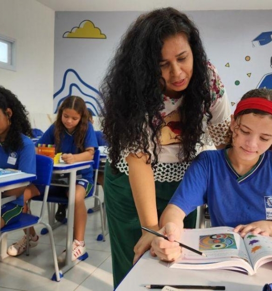 Professores da rede estadual podem se inscrever para bolsa que oferece R$ 2,1 mil por at� dois anos