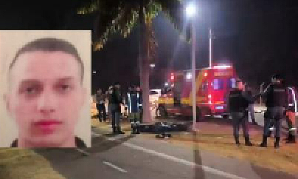 Motociclista rampa quebra-molas, bate em poste e morre