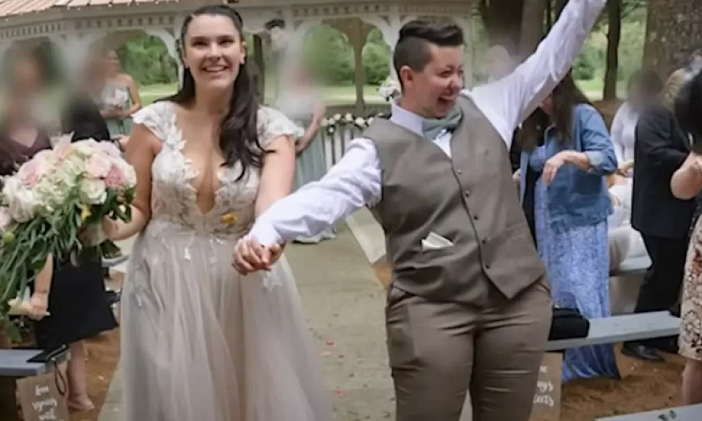 Esposas se apaixonam por madrinha do casamento e decidem formar trisal