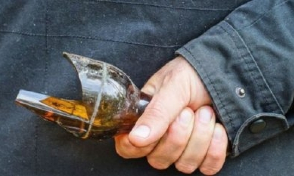 Briga entre amigas em distribuidora termina com mulher ferida após ataque com garrafa em MT